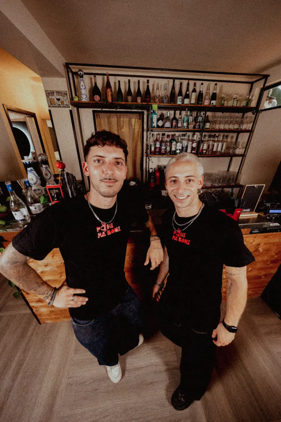 Lorenzo e Tommaso dietro il bancone del locale